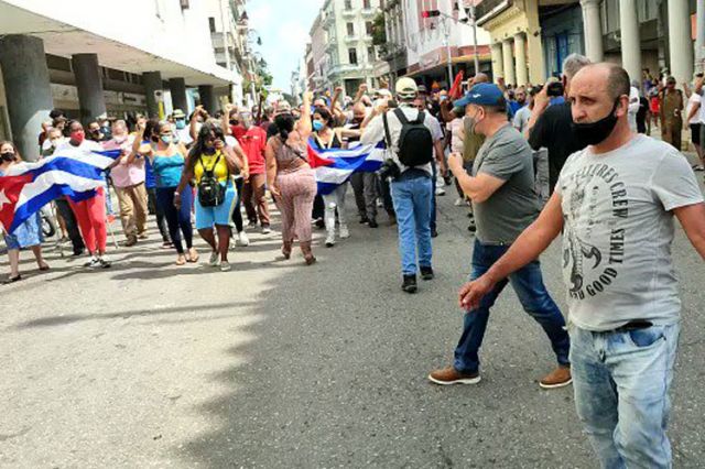 الرئيس الكوبي يستمع لشكاوى المتظاهرين، وبايدن يثير السخرية بزعمه الحرص على &laquo;حرية&raquo; الشعب الكوبي