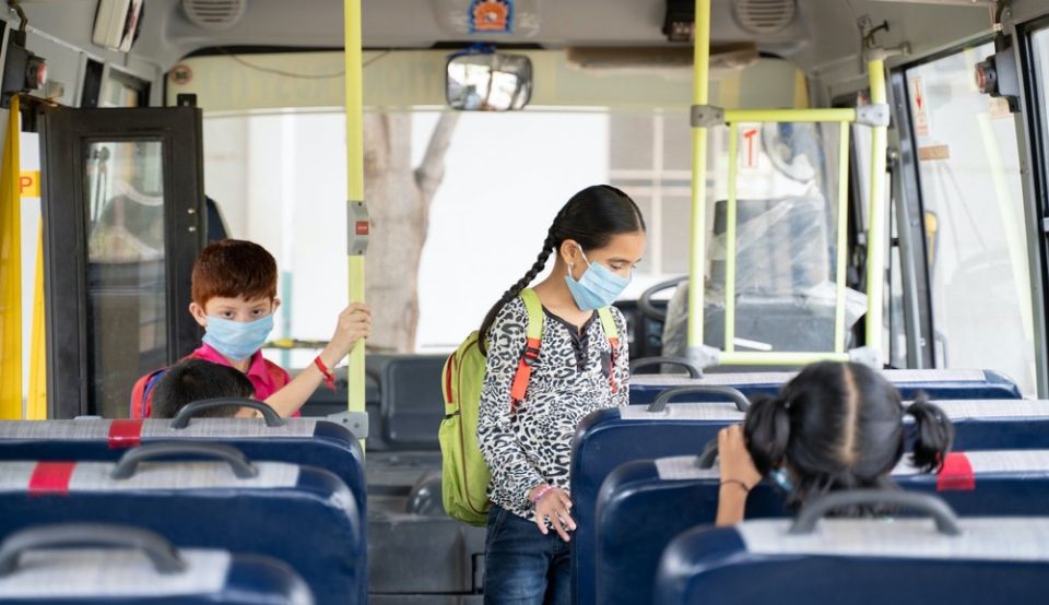 الحافلات المدرسية عبء مالي يرهق الأهالي ويثقل كاهل الطلاب