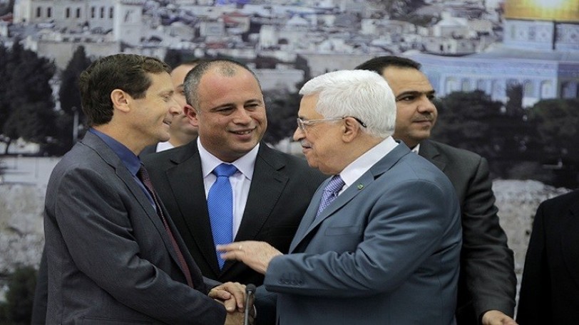 محمود عباس يستقبل زعيم حزب العمل «الإسرائيلي»