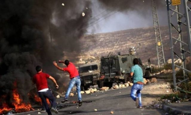إصابة 12 فلسطينياً في مواجهات مع الاحتلال في رام الله