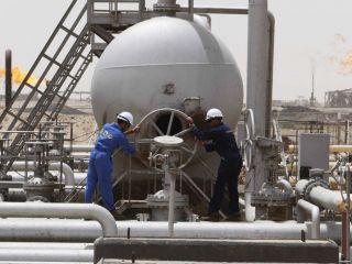 الشركات الأجنبية حولت عمال نفط البصرة إلى عبيد!
