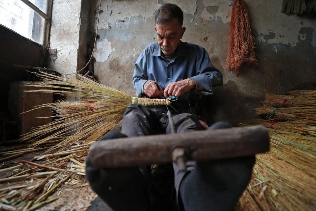 خبر عام وتعليق هام..  &laquo;وزير الصناعة: رؤيتنا أن يكون العامل شريكاً في الإنتاج&raquo;!