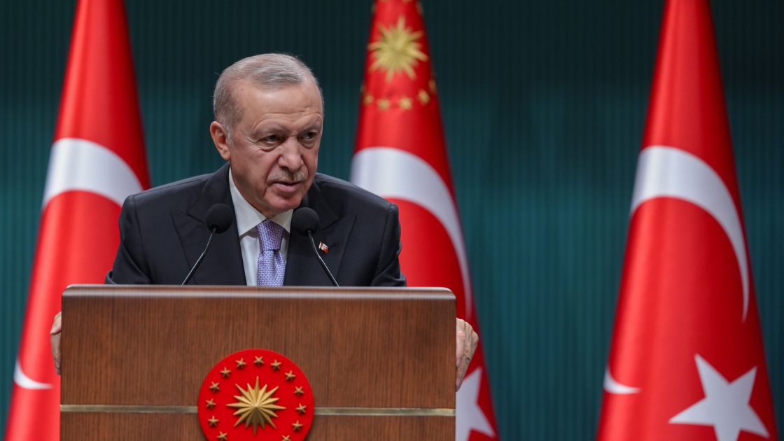 أردوغان يدعو الاتحاد الأوروبي لرفع العقوبات عن سوريا ودعم إعادة الإعمار.