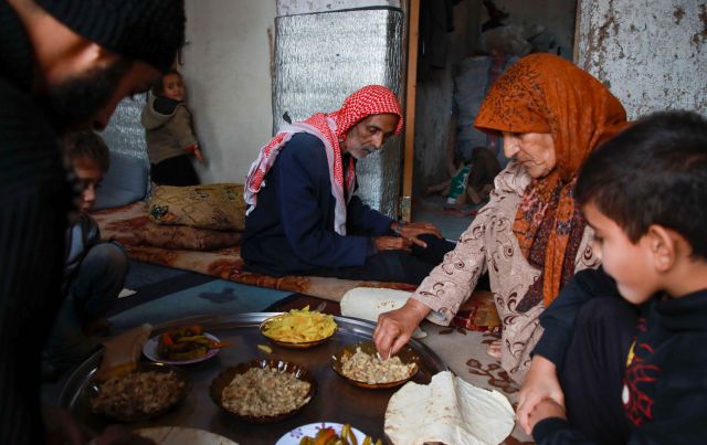 افتتاحية قاسيون 1108: ما مصير الأجور  مع تغيرات سعر الصرف؟