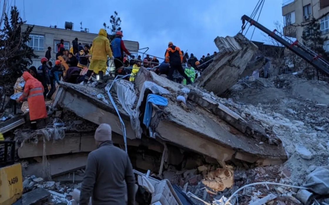 سورية: ارتفاع الوفيات إلى 1712 والمصابين إلى 3748 بسبب الزلزال حتى عصر الثلاثاء