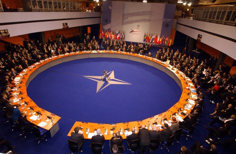 حلف الناتو يعلق التعاون مع روسيا رداً على ضم القرم