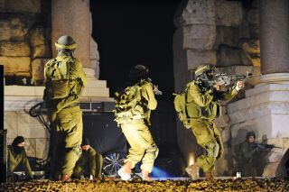 قوات الاحتلال تقتحم الأقصى وتعتقل 450 فلسطينياً