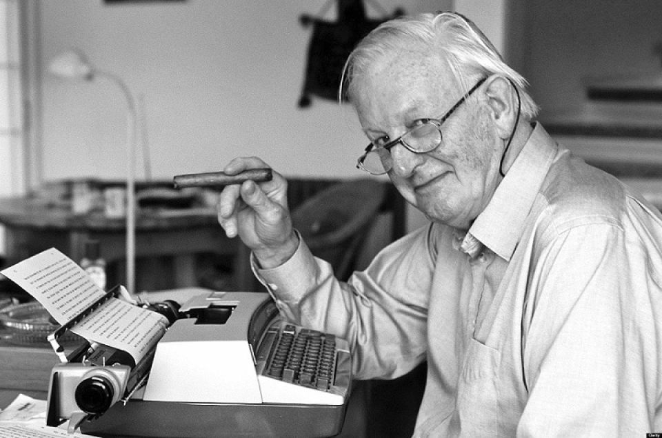 رحيل الكاتب البريطاني توم شارب