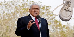 مواطن أردني يقذف رئيس الحكومة بحذائه احتجاجاً على الوضع الاقتصادي