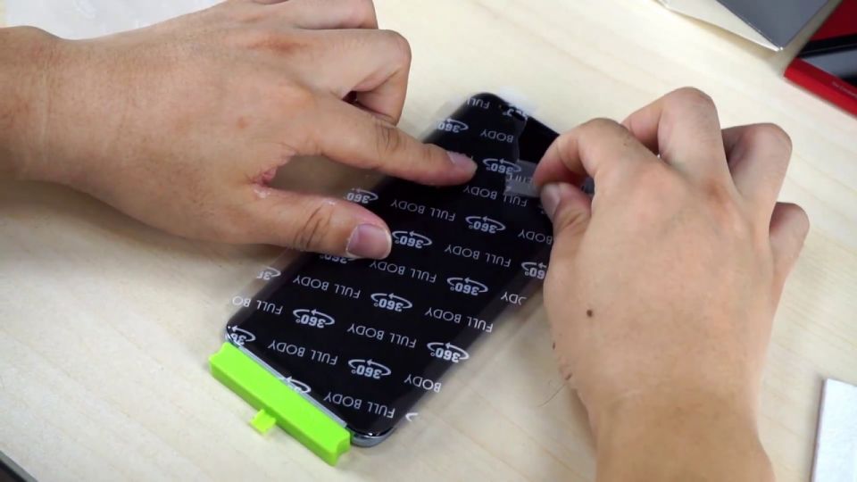 شاشة تلصق على اليد مثل الضمادات