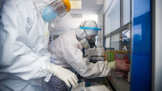 بكين تطالب واشنطن بفتح مختبراتها أمام &laquo;الصحة العالمية&raquo; لتعقب منشأ فيروس كورونا
