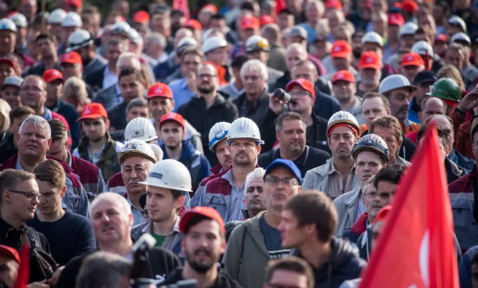 الإضرابات العمالية تتوسع في المراكز والأطراف الرأسمالية