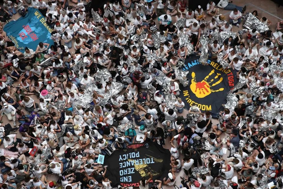 اعتقال أكثر من 500 محتجة أمريكية ضد سياسات الهجرة