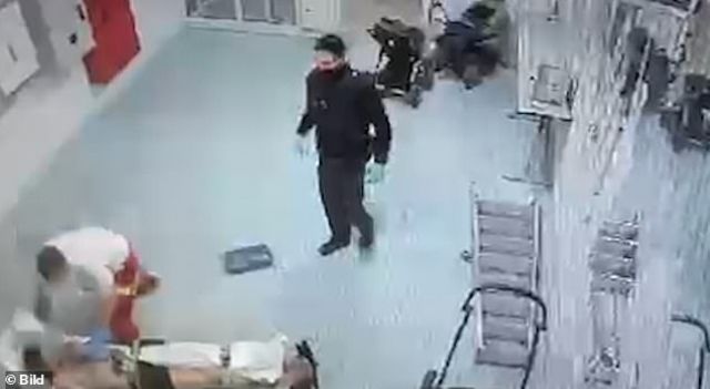فيديو يوثِّق اعتداء مُسعِف ألماني على لاجئ سوري وهو مُكبَّل