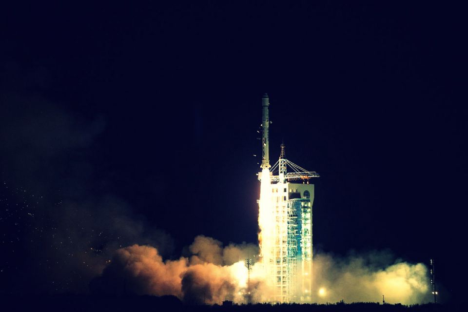 يستخدم القمر الصناعي بشكل أساسي لاستكشاف الموارد الطبيعية عبر تقنية الاستشعار عن بعد