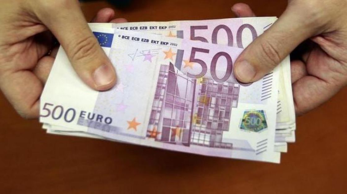 اليورو يهبط لأدنى مستوى