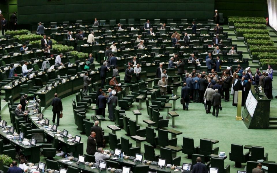 ذكر نواب إيرانيون أن 3 مهاجمين مجهولين أطلقوا النار على حراس البرلمان 