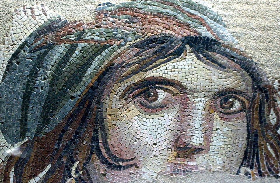 خلف حجارة اللوحة الفسيفسائية