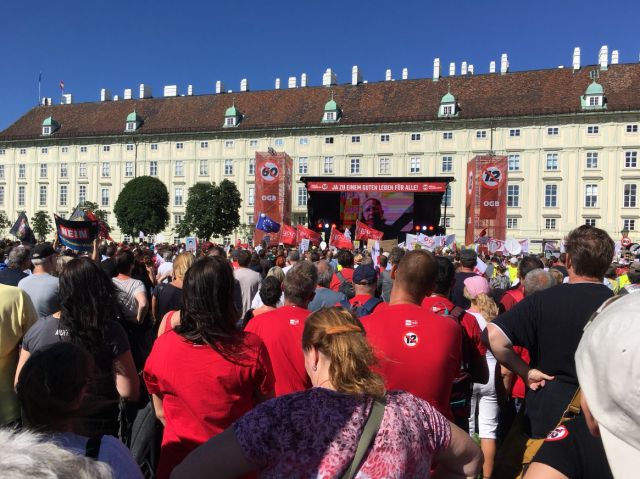 احتجاجات بالنمسا على رفع الحد الأقصى لساعات العمل