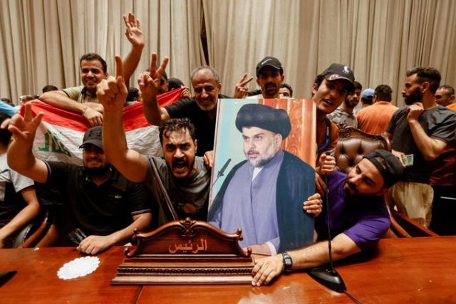 بعد اقتحام أنصار الصدر للبرلمان، الكاظمي يحذّر بأن الخلافات السياسية &laquo;مؤشر مقلق للاستقرار&raquo;