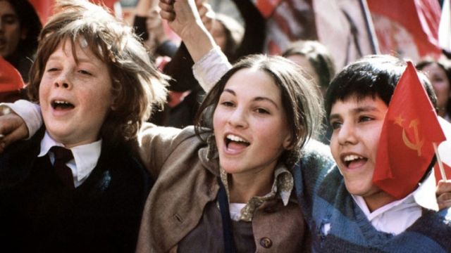 رمزت المخرجة الى تلك الجوانب، بحكاية المراهقين تانو (الممثل أندرو بارغستيد) وتشيو (الممثل أليسو فِرنانديز)