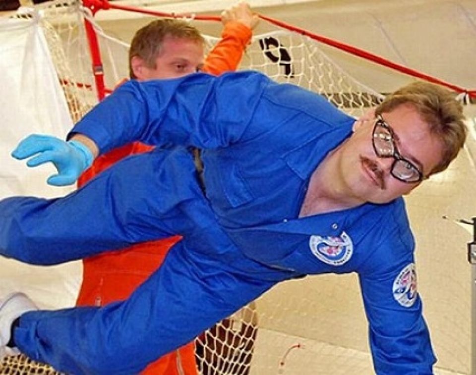 هل يعيش الإنسان خارج الأرض؟