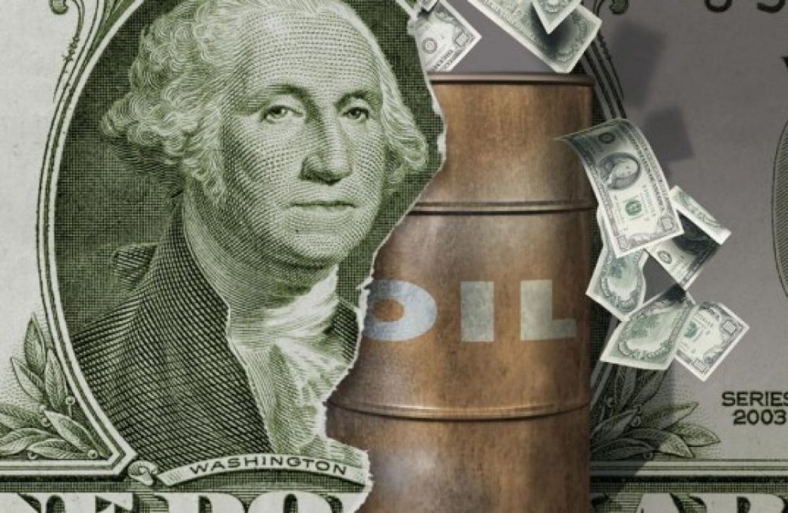 مسؤول أمريكي سابق: مدفوعات النفط بغير الدولار ستلحق الكوارث بسلطة واشنطن