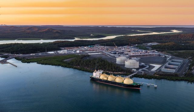 أول صفقة صينية للغاز المسال باليوان