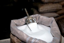 بعد الخبز.. الحكومة ترفع أسعار السكر والرز التموينيين