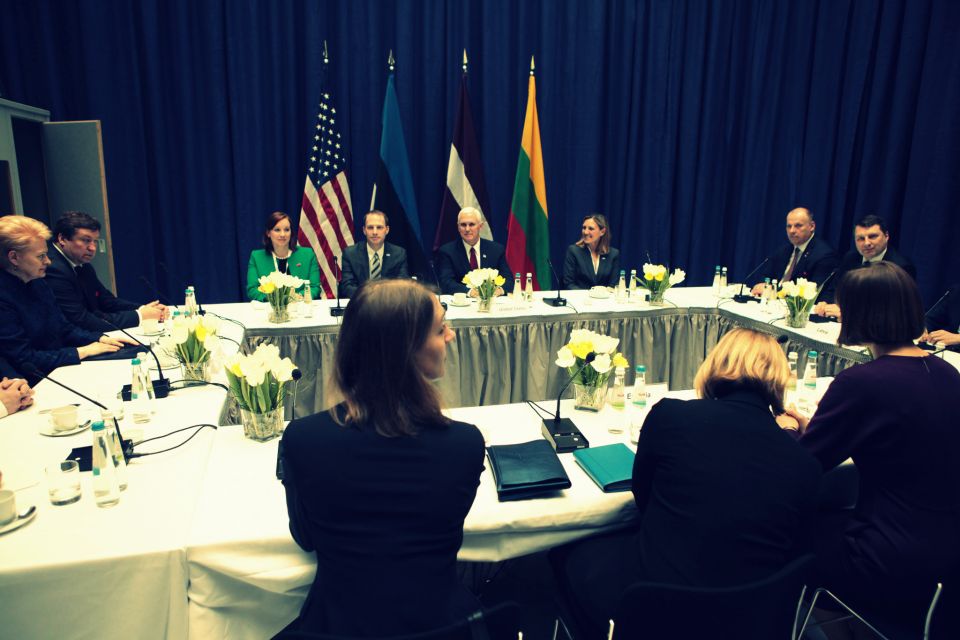 بحث بنس الأحد مع رئيس الوزراء الإستوني يوري راتاس، مسألة نصب أنظمة دفاع جوي أمريكية