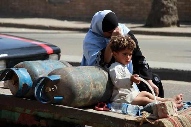 أزمة «الغاز المنزلي».. التواطؤ مع تجار السوق السوداء والتلاعب بالكميات والأسعار تعمّقها