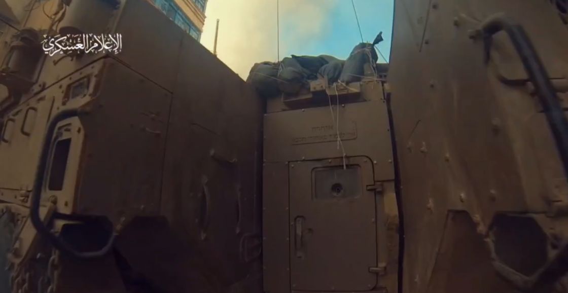 القسام توثق بالفيديو إلصاق عبوة على باب دبابة للاحتلال بغزة