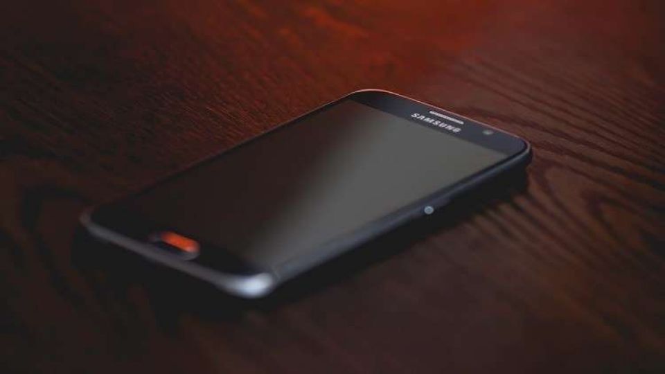 سامسونغ تطور هاتفاً بميزة غير مسبوقة!