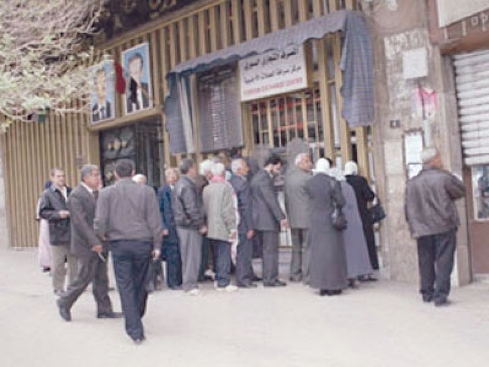 صرافات التجاري الآلية خارج الخدمة... إلى متى؟