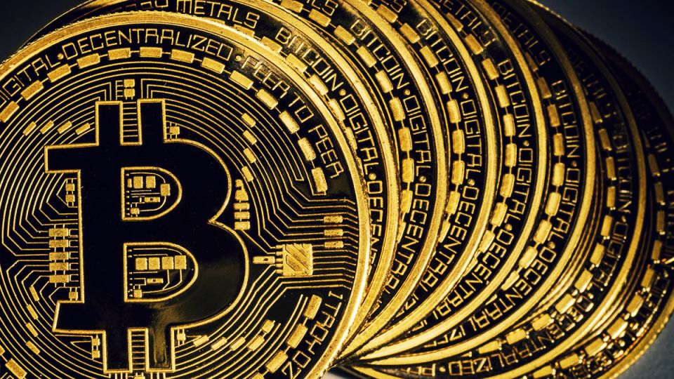 «بيتكوين» تواصل خسائرها وتهبط