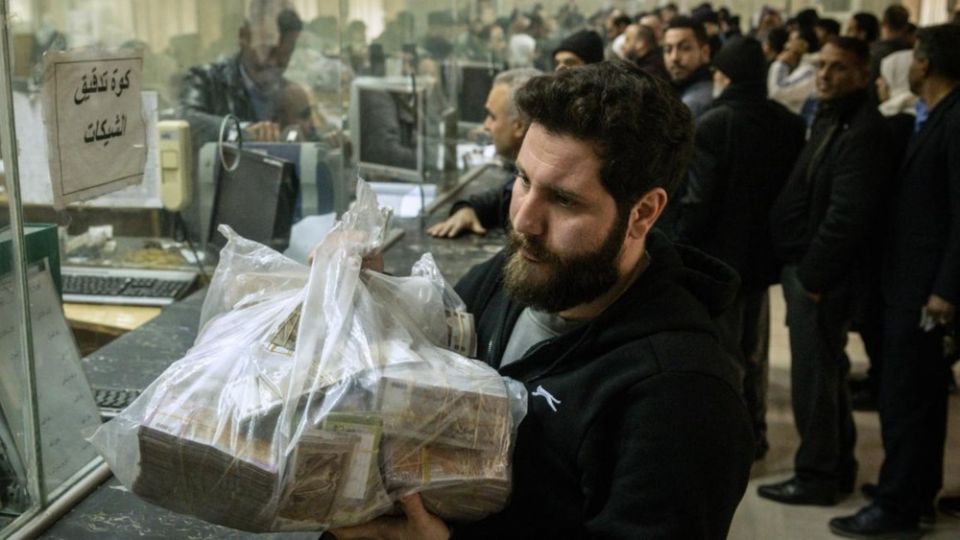 قرار المركزي بين تحرير السحوبات واستمرار حبس السيولة: أين الثقة المصرفية؟