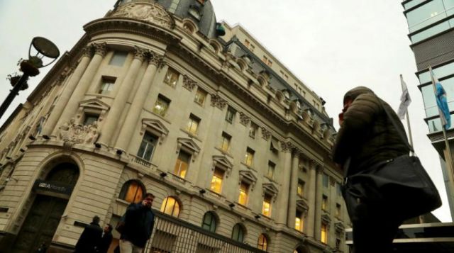 رفع الفائدة إلى 60 % لوقف انهيار العملة الأرجنتينية