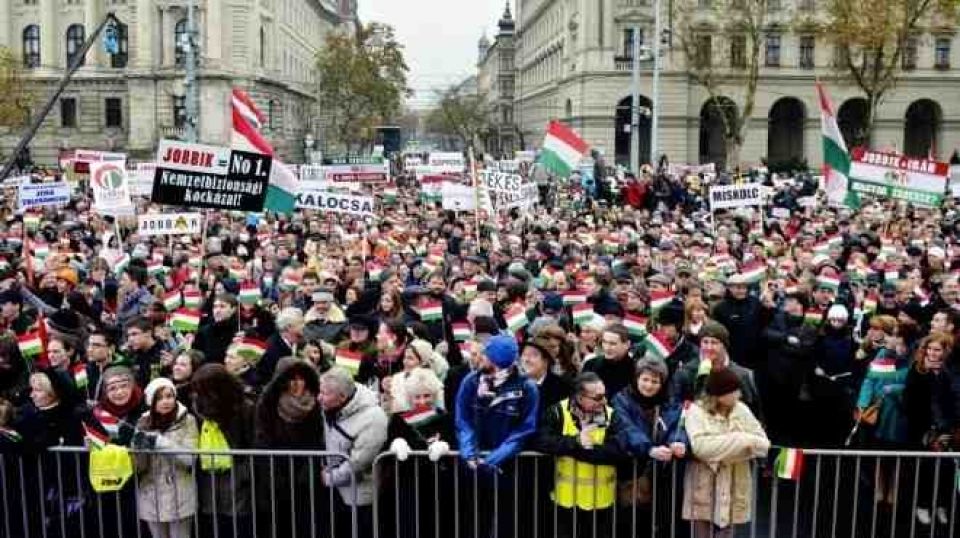 احتجاجات على الدستور الجديد في المجر