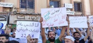 «الشعب يريد إسقاط الميكرفون»!