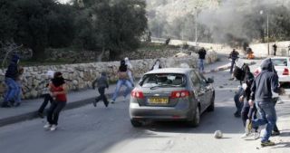الضفة تشهد تصاعداً بعمليات رشق الاحتلال بالحجارة والزجاجات الحارقة