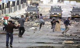 الاحتلال يطلق الرصاص الحي على متظاهرين فلسطينيين في الضفة