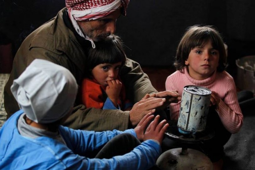 ريثما تفي الحكومة بوعودها.. سوريون يستخدمون أساليب بدائية في التدفئة