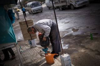 كازيات وأفران بلا مخصصات... والمواطنون تحت رحمة تجار &laquo;السوداء&raquo;