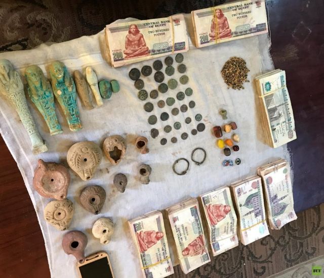 الأجهزة الأمنية المصرية تضبط مئات القطع الأثرية النادرة