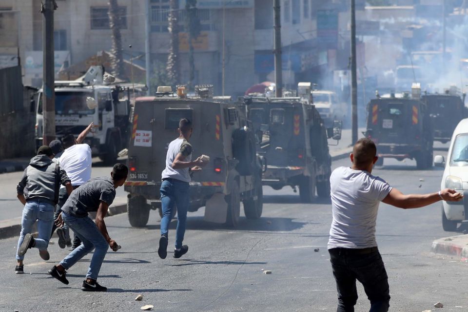 عشرات الإصابات بمواجهات مع الاحتلال وإصابة مركبة مستوطن