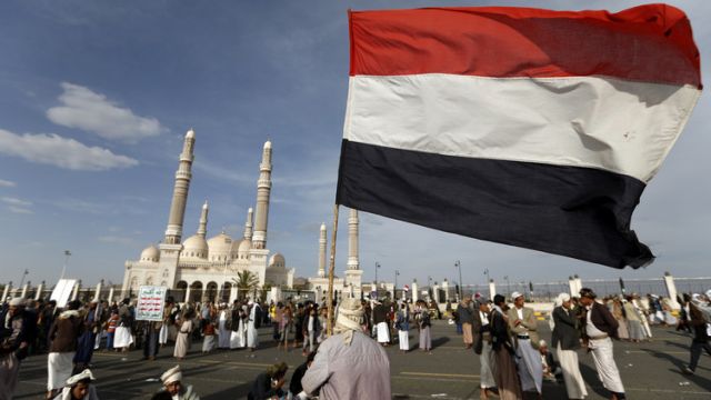 تقضي المبادرة فتح مطار صنعاء الدولي أمام حركة الطائرات على أن تتولى الأمم المتحدة المراقبة والفحص