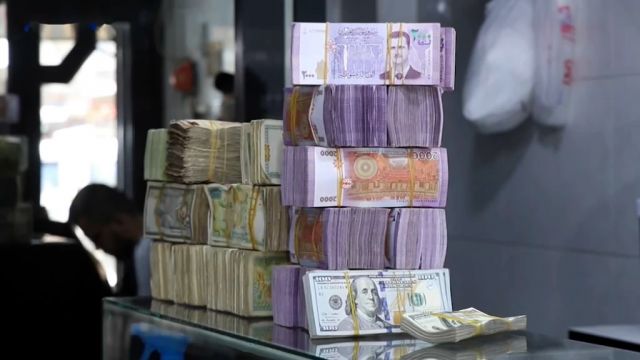 الحكومة تسمح بسحب الليرة &laquo;بلا سقف&raquo; مقابل &laquo;القطع الأجنبي&raquo;