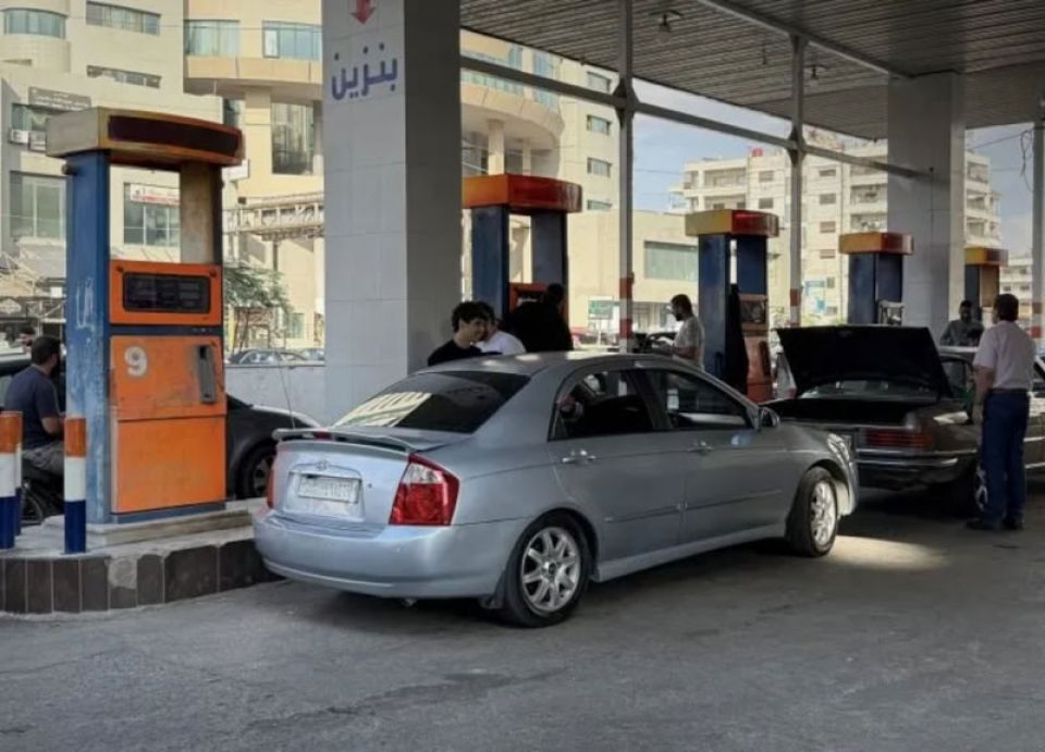 «تخفيض» أسعار المحروقات... وشعار «تخفيف الأعباء المعيشية»!