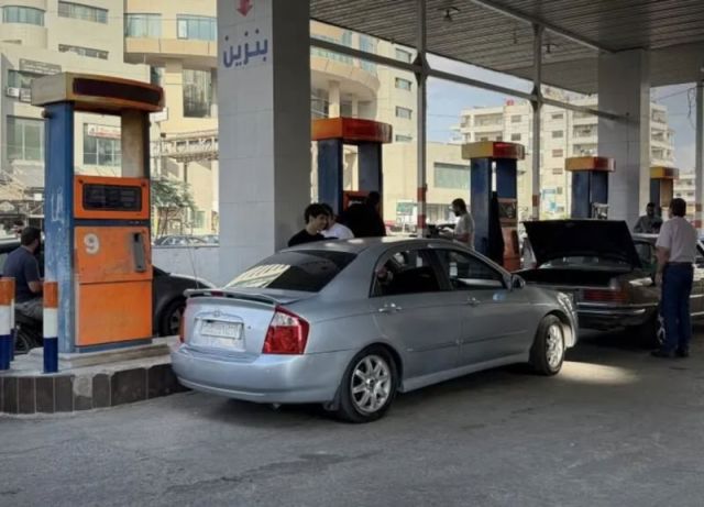 «تخفيض» أسعار المحروقات... وشعار «تخفيف الأعباء المعيشية»!