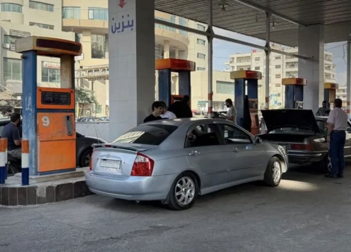 «تخفيض» أسعار المحروقات... وشعار «تخفيف الأعباء المعيشية»!